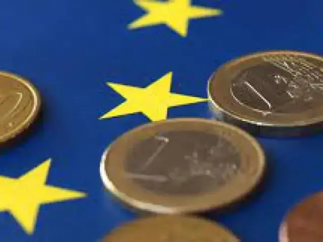 Euro se stává nedůvěryhodným. Prudce padá i kvůli otřesům ve Francii a sankcím na Rusko