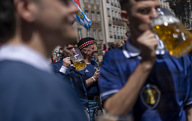 Fotbalové Euro pomůže zejména aerolinkám, hotelům a pivovarům, říká analýza