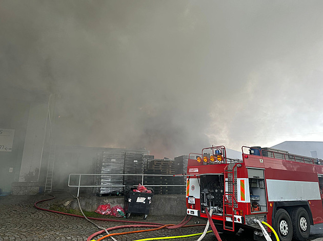 Hasiči míří k požáru do Hořovic, zřejmě tam explodoval sklad pyrotechniky