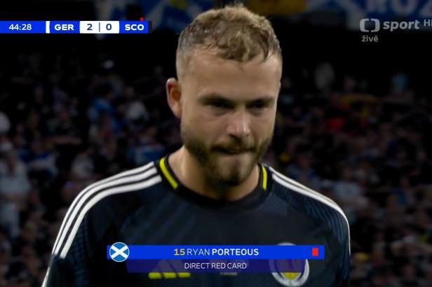 

Moment v utkání Německo – Skotsko: Červená karta – Porteous (44. min.)


