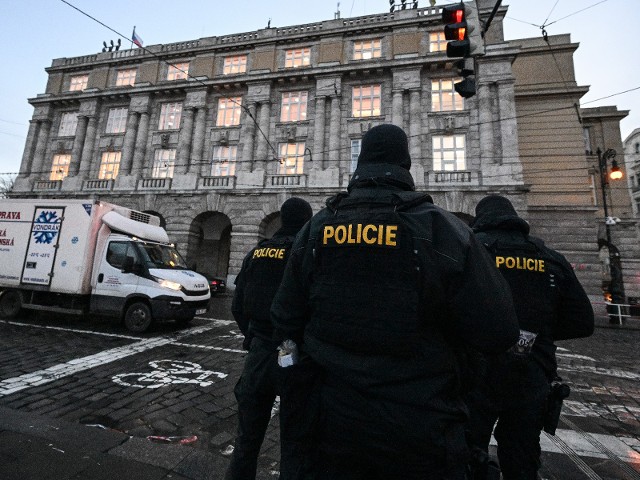 Policie ukončila vyšetřování útoku na filozofickou fakultu, teď informuje pozůstalé