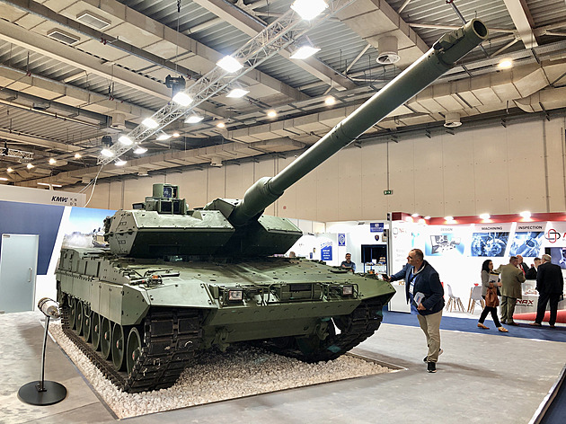PŘEHLEDNĚ: Proč Česko kupuje nové tanky za 52 miliard? A co všechno umí?