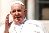 Smát se Bohu je v pořádku, říká papež. Ve Vatikánu přijal přes stovku světových komiků