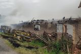 ‚Zbyly jen obvodové zdi.‘ Na Berounsku hoří sklad pyrotechniky, hasiči mají požár pod kontrolou