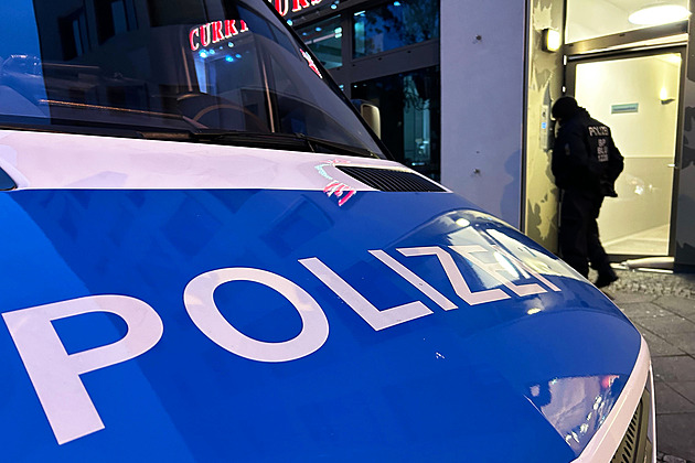 Muž v německém Wolmirstedtu napadl nožem tři lidi, policie ho zastřelila