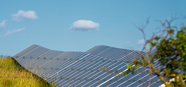 Solár stočený do ruličky. Australští vědci představili ohebný a účinný panel