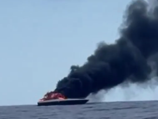 VIDEO: Italskou političku musela zachraňovat pobřežní stráž. Její jachta vzplála během plavby mezi italskými ostrovy