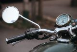Závodník na historickém motocyklu v Jičíně havaroval mezi diváky. Bylo zraněno pět lidí