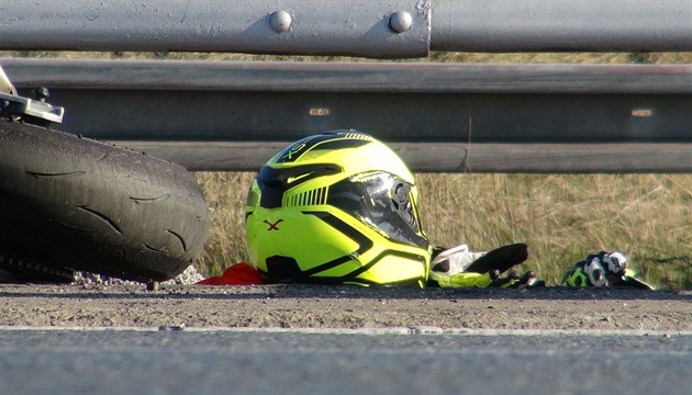 Na dálnici D5 u Loděnice zemřel po srážce s nákladním autem motorkář