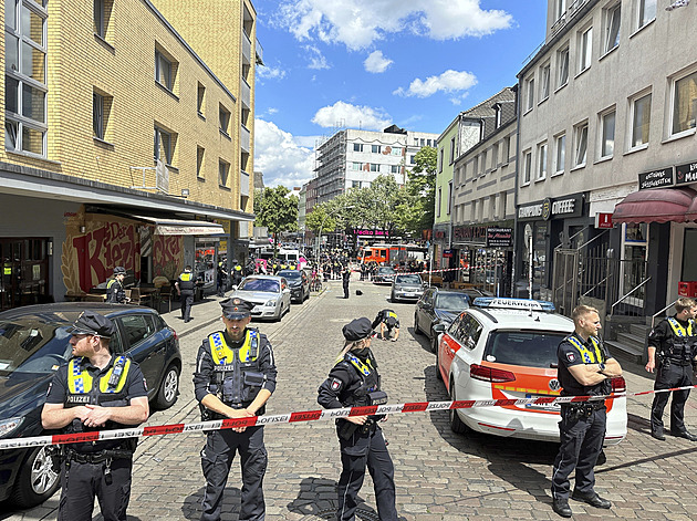 Německá policie v Hamburku postřelila muže, sekerou útočil na fanoušky