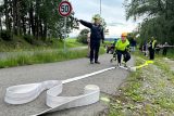 Nový český rekord. Děti ze skupin dobrovolných hasičů vedly vodu 550 hadicemi víc než 10 kilometrů