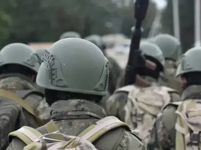 VIDEO: Ruská armáda přesedlala na motocykly, útočí na nich a dokonce vozí munici