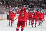 Červenka získal od IIHF cenu pro nejlepšího hráče sezony. Předstihl Švýcara Josiho, Dostál je třetí