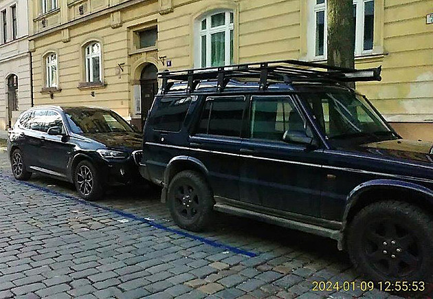 GLOSA: Praha v populistickém boji s SUV nacení parkování podle velikosti auta