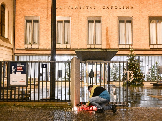 Karlova univerzita požaduje další vyšetřování střelby. Zpráva policie se jí nezdá dostatečná