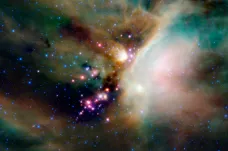 Mladé novorozené hvězdy bzučí kolem obří černé díry v centru galaxie jako roj včel