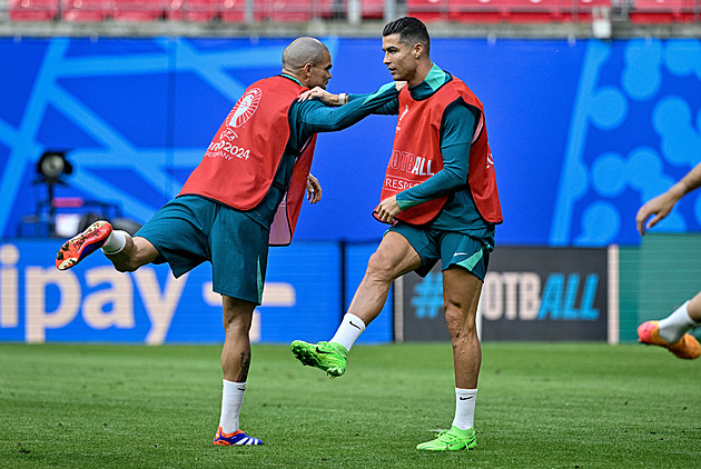 Téhle síle je dohromady 80 let. Ronaldo a Pepe pořád spolu, co ukážou Česku?