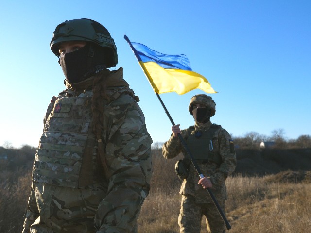 „Barbarství, které nemá ve 21. století místo.“ Rusové uřízli ukrajinskému obránci hlavu, tvrdí Kyjev