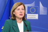 ‚Musíme dělat víc.‘ Eurokomisařka Jourová podpořila prolomení šifrovaných zpráv, hlasování se odkládá