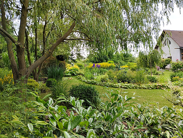 Hektarová zahrada v Posázaví je i se třemi dětmi celou sezonu drží venku