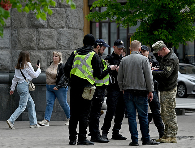 Řada Ukrajinců se doma ukrývá. Bojí se, že bez řádného výcviku zbytečně umřou