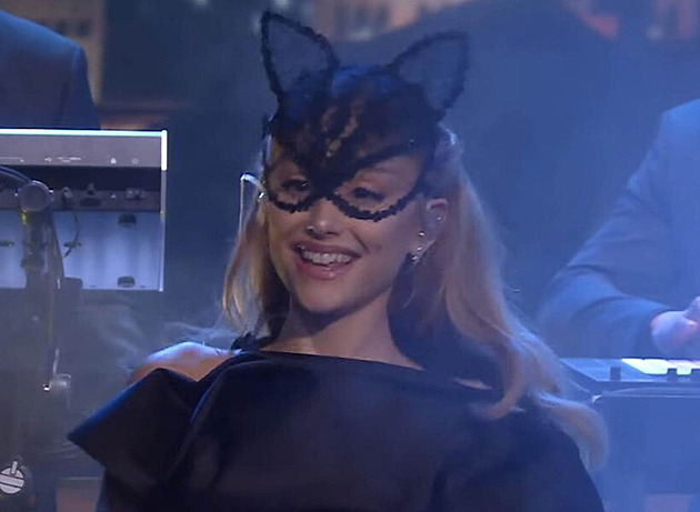 TRENDY V KLIPECH: Ariana Grande jako Catwoman, Farna se vrací do 60. let