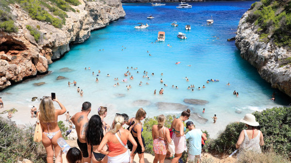 Ve Španělsku vyhánějí turisty z pláží. Svět čeká rekordní záplavu dovolenkářů, zároveň proti nim sílí odpor i omezení