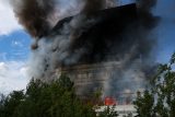 Nejméně osm obětí si vyžádal požár v administrativní budově ve Frjazinu u Moskvy