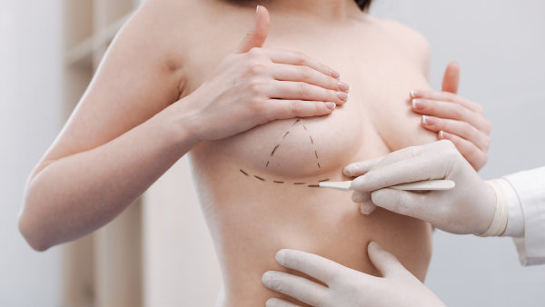 Silikonová nemoc? Přibývá žen, které si nechávají implantáty vyndat, sdílejí problémy po plastice prsou