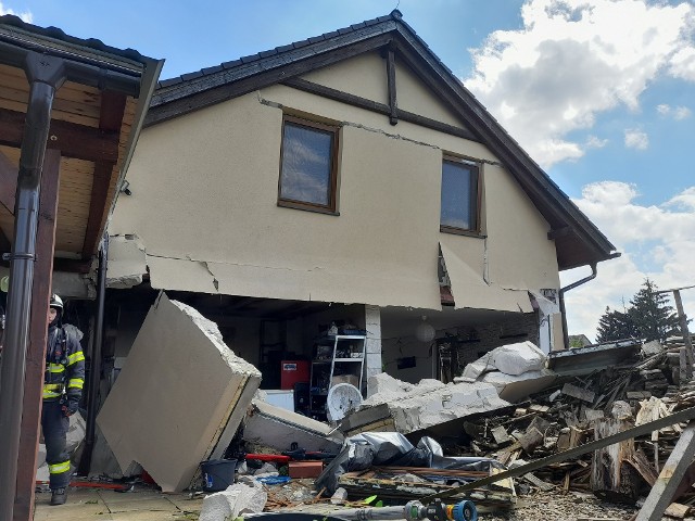Výbuch vážně poničil rodinný dům na Náchodsku. Škoda je několikamilionová