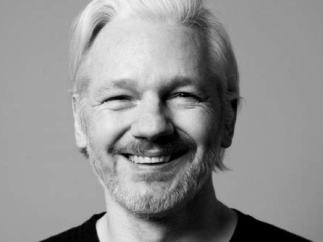 Assange se vrací do Austrálie. Před soudem USA přiznal vinu a je volný