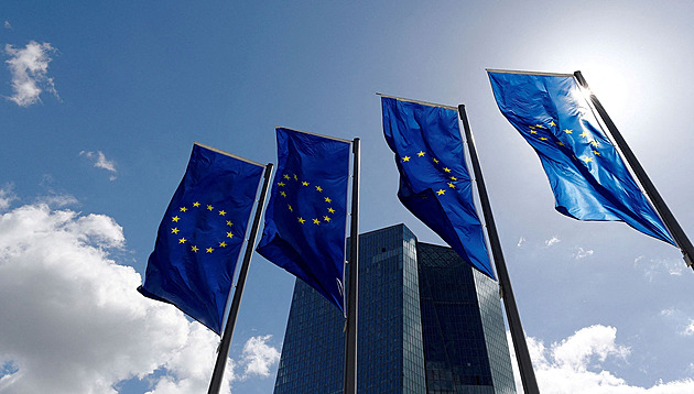 Centrální bankéři ve střední Evropě mají obavy. Děsí je rychlý růst mezd