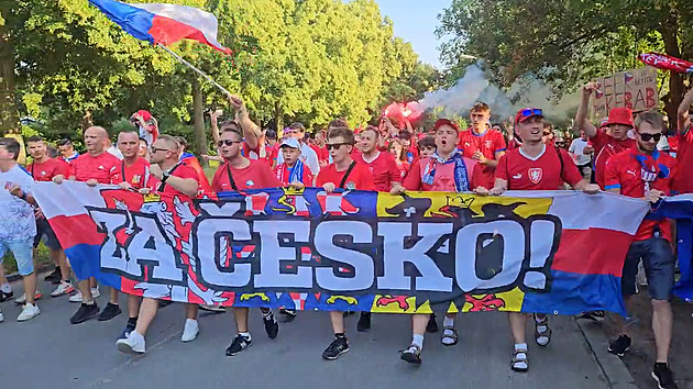 Čeští fanoušci pochodují na stadion v Hamburku