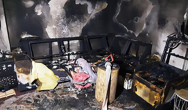 Uprostřed noci v domě vzplála nabíjená čelovka, rodinu zachránil požární hlásič