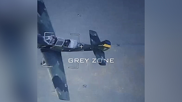 VIDEO: Ukrajinci sestřelují drony z cvičného Jak-52. Obyčejnou brokovnicí