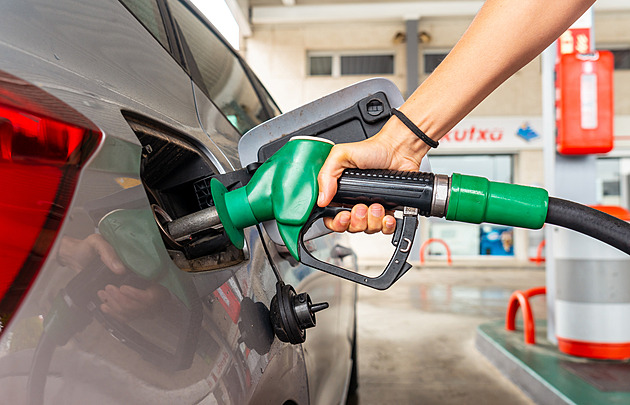 Ceny benzinu a nafty před začátkem prázdnin vyskočily o desítky haléřů