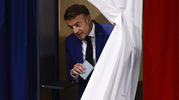 Krajní pravice získala ve Francii v předčasných volbách 34 procent. Rozhodne se za týden