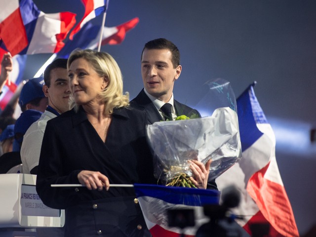 Le Penová má už jistý mandát, v Paříži a jinde vyšla do ulic levice