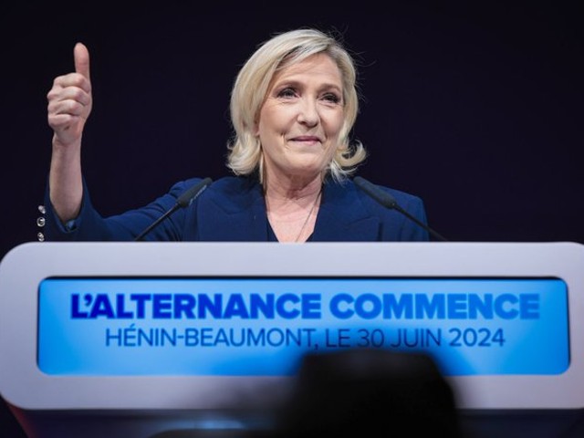Le Penová nemá až takový náskok. Macron nadbíhá levici