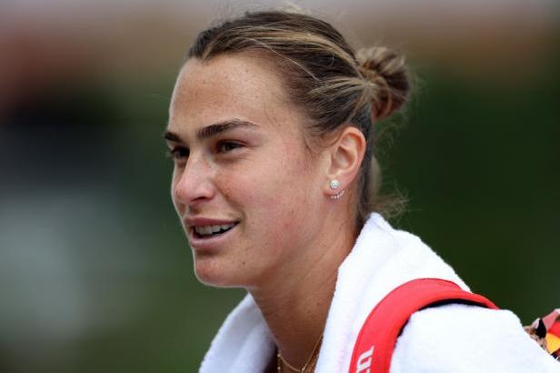 

Sabalenková kvůli bolavému rameni vzdala start ve Wimbledonu. Alcaraz má první výhru

