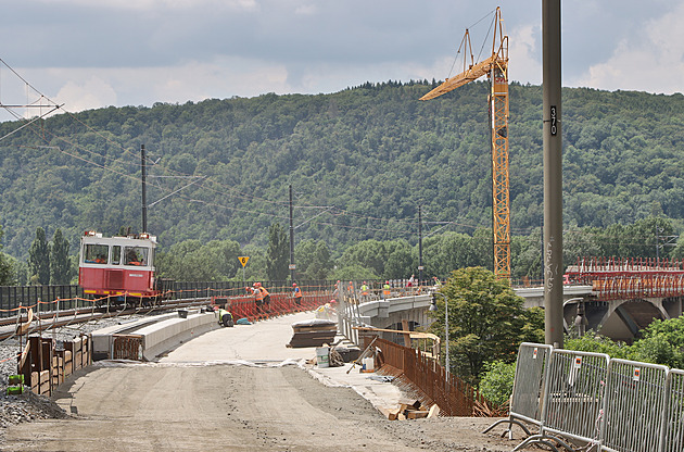 Nákladní vlaky opět mohou jezdit přes Branický most. V říjnu přibude druhá kolej