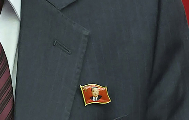 Velký vůdce Kim. Kult sílí, Severokorejci začali nosit odznaky s jeho fotkou