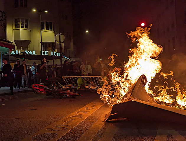 VIDEO: Plameny, střety s policií. Davy v Paříži bouřily proti krajní pravici
