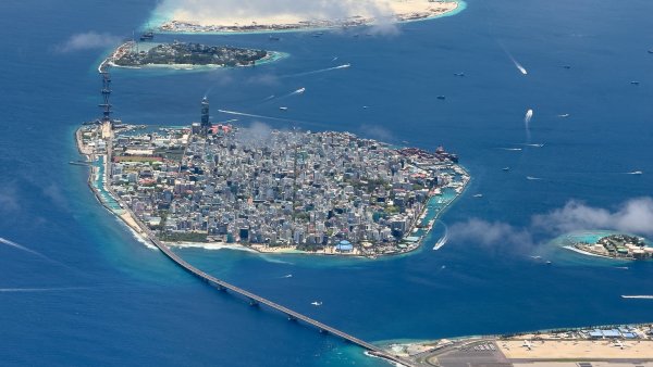 Zase jinak. Maledivy mají šanci klimatickou změnu přežít, atoly se stoupající hladině přizpůsobují, zjistili vědci
