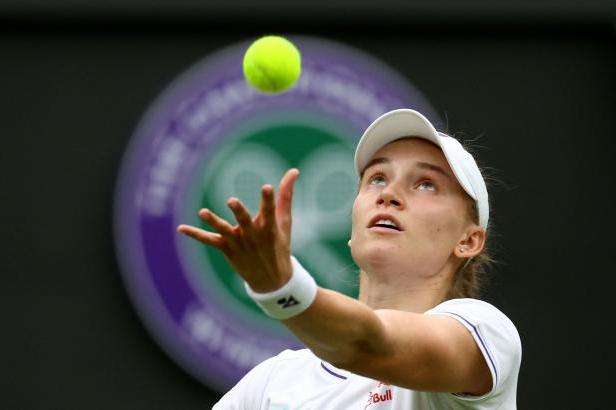 

Šwiateková nezaváhala, do Wimbledonu vstoupily hladkými výhrami také Rybakinová a Pegulaová

