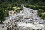 Italští záchranáři vrtulníky evakuovali 1800 lidí. Turisté v alpském městě uvízli kvůli sesuvům půdy