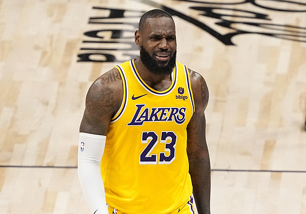 LeBron James si může zahrát se synem, s Lakers se dohodl na dvouleté smlouvě