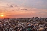 Peklo na zemi. Zápach a horko na indických skládkách ohrožuje sběrače odpadků