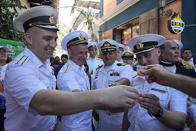 Ruská flotila zakotvila ve Venezuele, námořníky čekalo vřelé přivítání