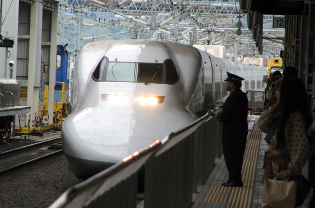 Ve vlaku v Japonsku jezdil 12 hodin mrtvý muž. Všimli si ho až v depu